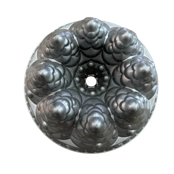 Nordic Ware Holiday Tree Cast Aluminum Bundt Pan 10 cup Capacity Made in the USA - Picture 1 of 10
